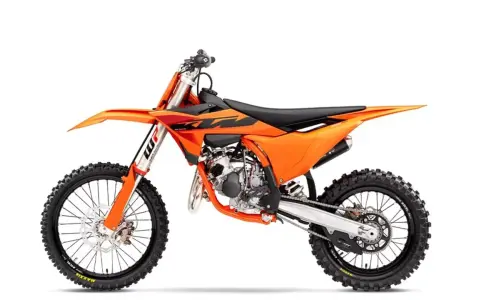 Pomarańczowy motocykl KTM SX 85, gotowy do wyścigów. Zastanawiasz się, ile koni ma ten model?