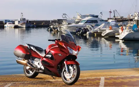 Czerwona Honda ST 1100 w marinie. Czy warto kupić ten motocykl? Zapytaj właściciela, który właśnie wrócił z rejsu.