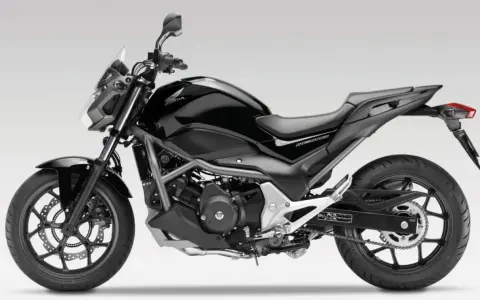 Czarny motocykl Honda NC 700 S. Poznaj jego honda nc 700 dane techniczne i możliwości.