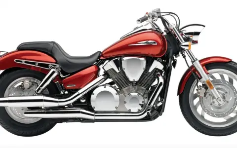 Błyszczący, czerwony motocykl Honda VTX 1300 z chromowanymi elementami i potężnym silnikiem.