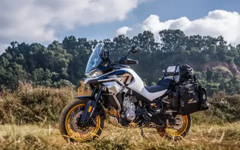 CF Moto 800 z sakwami, gotowy na przygodę. Choć jego możliwości są imponujące, warto znać potencjalne wady.