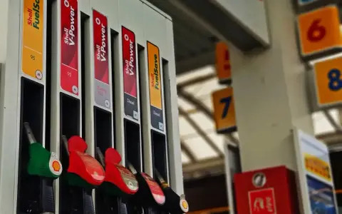 Pistolety na stacji paliw. Widać oznaczenia: 95, Racing 100, Diesel. Tankowanie paliwa 100 to wybór dla wymagających.