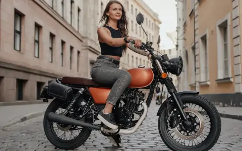 Kobieta na motocyklu 125cc, gotowa na jazdę po mieście. Bezpieczeństwo przede wszystkim, nawet po 3 latach od zakupu.