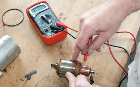 Diagnostyka uszkodzony stator objawy: multimetr sprawdza uzwojenia wirnika.