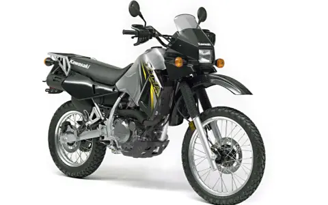 Motocykl Kawasaki KLX 650 w kolorze srebrno-czarnym, gotowy na przygodę.