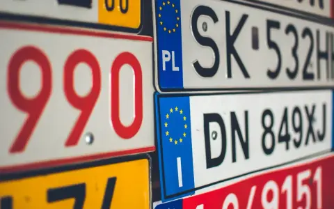 Kolekcja tablic rejestracyjnych, w tym polska PL i słowacka SK. Marzenie o rejestracji motocykla z Francji czeka na realizację.
