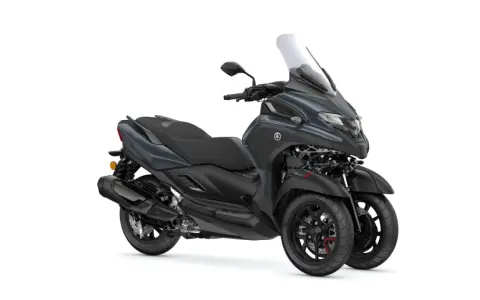 Trójkołowy skuter Yamaha Tricity 300 w ciemnoszarym kolorze, gotowy do osiągnięcia swojej prędkości maksymalnej.