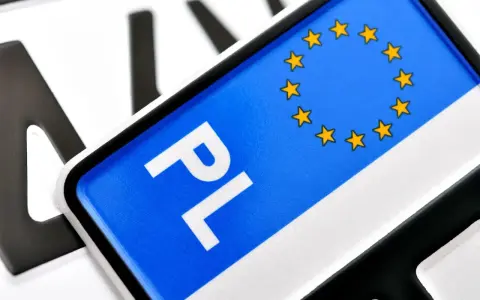 Polskie tablice rejestracyjne z symbolem UE. Zastanawiasz się, ile kosztuje własna rejestracja?