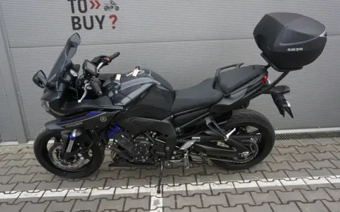 Ciemnoszary motocykl Yamaha Fazer 800 z kufrem SH39, gotowy na przygodę.