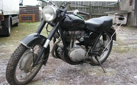Czarny Junak M10, klasyk z PRL-u. Poznaj jego junak m10 dane techniczne i poczuj ducha motoryzacji tamtych lat.