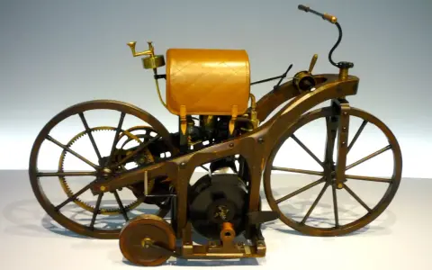 Drewniany motocykl z lat 80. XIX wieku, zwanym pierwszy motocykl na świecie, z dużymi kołami i silnikiem.