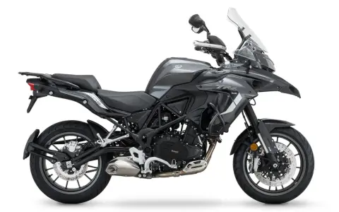 Szary motocykl Benelli TRK 502 z czarnym siedzeniem i bagażnikiem, gotowy na przygodę.