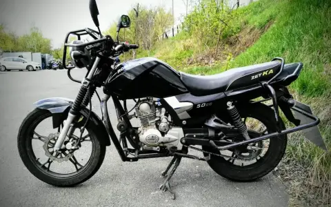 Czarny motocykl Zetka 50cc. Idealny na pierwsze przygody na dwóch kółkach, od ilu lat można jeździć 50cc? Od 14 roku życia!
