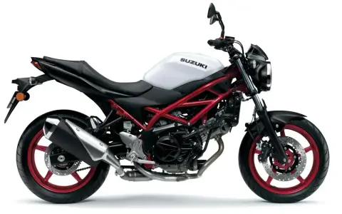 Biały Suzuki SV 650 z czerwonym stelażem. Sprawdź, jaka jest wysokość siedzenia, by poczuć wolność na drodze.