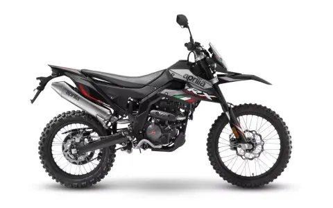 Czarny motocykl Aprilia RX 125 z terenowymi oponami. Sprawdź aprilia rx 125 dane techniczne, by poznać jego możliwości.