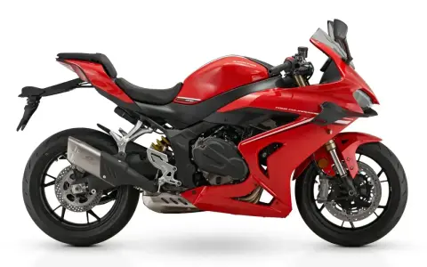 Czerwony motocykl sportowy, idealny dla posiadaczy prawa jazdy kategorii A2. Silnik o pojemności 650ccm.