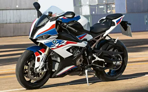 Sportowy motocykl BMW S1000RR w biało-niebiesko-czerwonych barwach. Sprawdź aktualną bmw s1000rr cena i specyfikację.