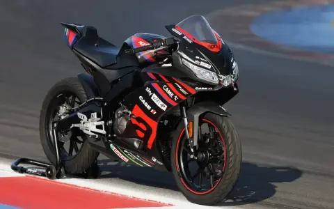 Czarna Aprilia RS 125 2T V-Max na torze wyścigowym, gotowa do osiągnięcia maksymalnej prędkości.