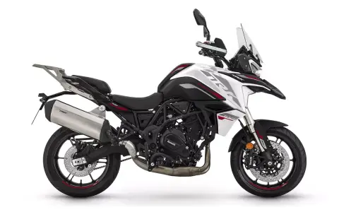 Biały motocykl turystyczny Benelli TRK 702 z czarnymi i czerwonymi akcentami. Sprawdź atrakcyjną benelli trk 702 cena!
