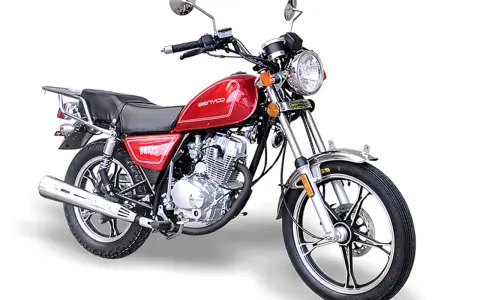 Czerwony motocykl Benyco BR125, gotowy do jazdy. Jego silnik jest jak precyzyjny niutonometr, odmierzający moc.