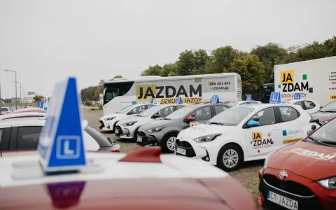 Auta szkoleniowe z literą "L" na dachu, gotowe do nauki różnych kategorii prawa jazdy.