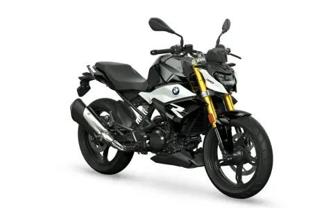 Stylowy motocykl BMW G 310 R w czarno-białej kolorystyce, gotowy na miejskie przygody.