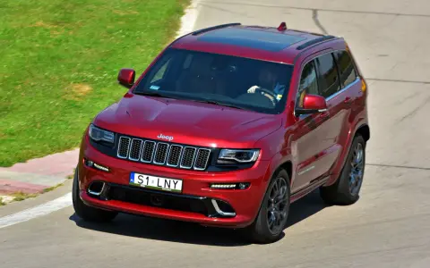 Czerwony Jeep Grand Cherokee na torze. Zastanawiasz się, ile kosztuje personalizowana rejestracja, gdy widzisz tablicę S1 LNY?