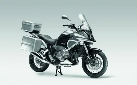 Srebrny motocykl Honda Crosstourer z kuframi, gotowy na dalekie podróże.