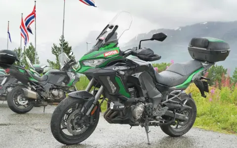 Motocyklem przez Europę: Najlepsze trasy i praktyczne porady