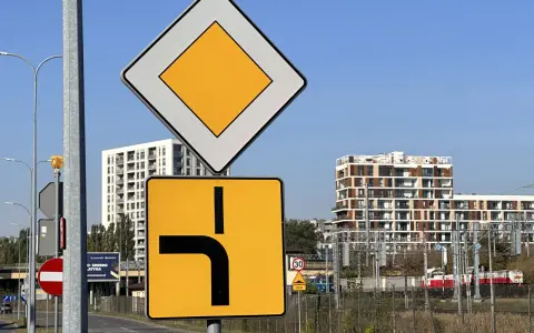 Znak drogowy "droga z pierwszeństwem przejazdu" informuje o możliwości skrętu w lewo lub jazdy prosto.