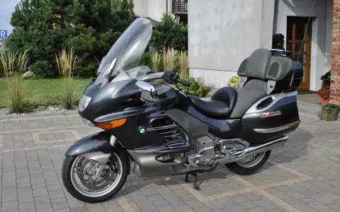 Ciemnoszary motocykl BMW K1200LT z dużym wiatrochronem i wygodnym siedzeniem, gotowy na podróż przez Polskę.