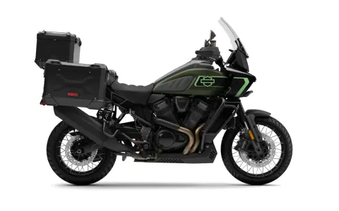 Zielony motocykl Harley Pan America z czarnymi kuframi, gotowy na przygodę.