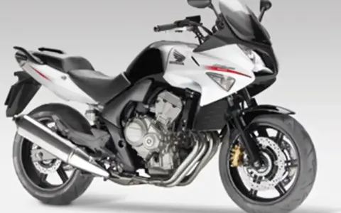 Sportowy motocykl Honda CBF 600 w kolorze biało-czarnym. Jego waga jest optymalna do zwinnego manewrowania.