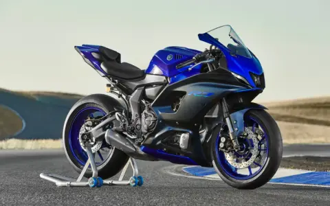 Niebieski motocykl sportowy Yamaha R7 na stojaku, gotowy do jazdy. Dane techniczne tego modelu zachwycają.