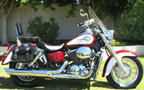 Honda Shadow 750 wady i zalety: stylowy cruiser z wygodnym siedzeniem i sakwami. Idealny na spokojne przejażdżki.