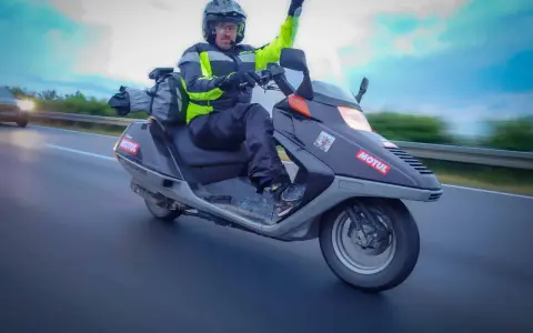 Autostrada skuterem: 50cc vs 125cc. Kiedy możesz, a kiedy nie?