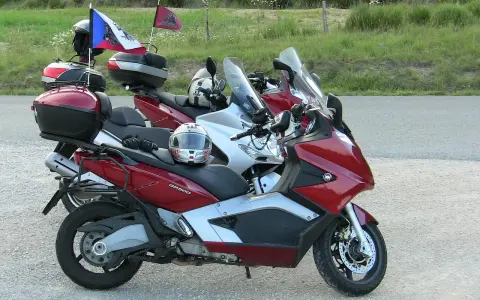 Motocykle czekają na podróż przez przełęcz wyżniańską. Na jednym z nich powiewa polska flaga.