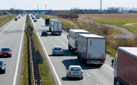 TIR-y na autostradach: Nowe zasady wyprzedzania i wysokie mandaty!