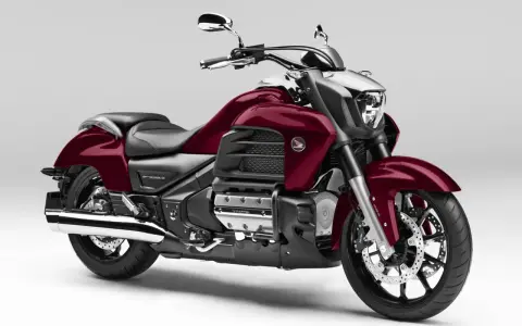 Potężna, bordowa Honda Valkyrie 1800 z chromowanymi detalami, gotowa na długie trasy.