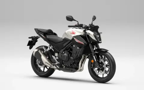 Nowy motocykl Honda CB 500 w kolorze białym i czarnym. Sprawdź honda cb 500 dane techniczne.