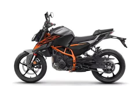 Szary motocykl KTM Duke 390 z pomarańczowymi akcentami, gotowy do osiągnięcia maksymalnej prędkości.