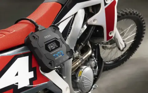 Urządzenie diagnostyczne TEXA TXT2 podłączone do motocykla, sprawdzające, czy jest **brak iskry**.
