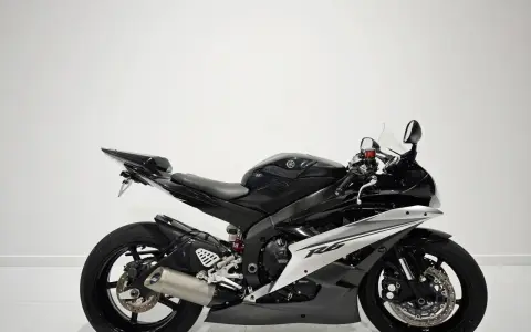 Czarny motocykl Yamaha R6 z silnikiem rzędowa 6, gotowy do jazdy po torze.