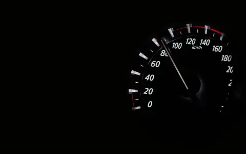 Przekroczenie prędkości o 20 km/h to 2 punkty karne. Prędkościomierz pokazuje 100 km/h.