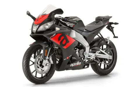 Sportowy motocykl Aprilia RS4 w czarno-czerwonej kolorystyce, gotowy do wyścigów.