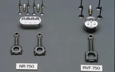 Elementy silnika Honda NR 750: zawory, świece, tłok, korbowody. Obok części RVF 750.