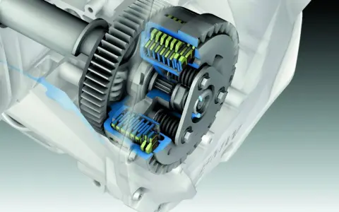 Przekładnia z widocznym mechanizmem, gdzie jest sprzęgło. Widać tarcze sprzęgła i sprężyny.