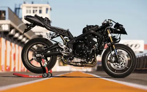 Motocykl Triumph Daytona 675 bez owiewek na torze wyścigowym. Dane techniczne tego sportowego jednośladu są imponujące.