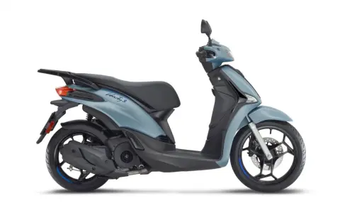 Jasnoszary Piaggio Liberty 125, gotowy do jazdy. Poznaj jego piaggio liberty 125 dane techniczne i ciesz się swobodą.