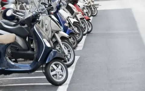 Co grozi za jazdę motorowerem bez uprawnień? Kary, sąd, regres!